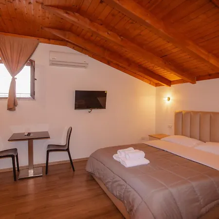 Bellway Hotel *